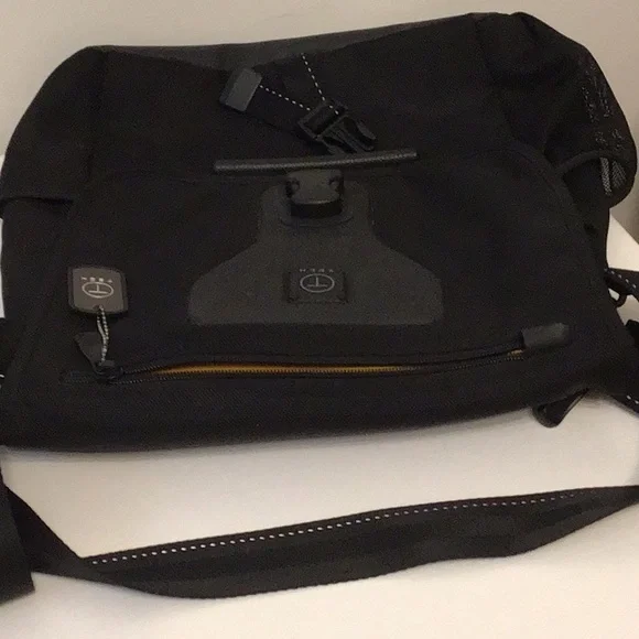 TUMI messenger laptop iPad travel messenger bag unisex Like New